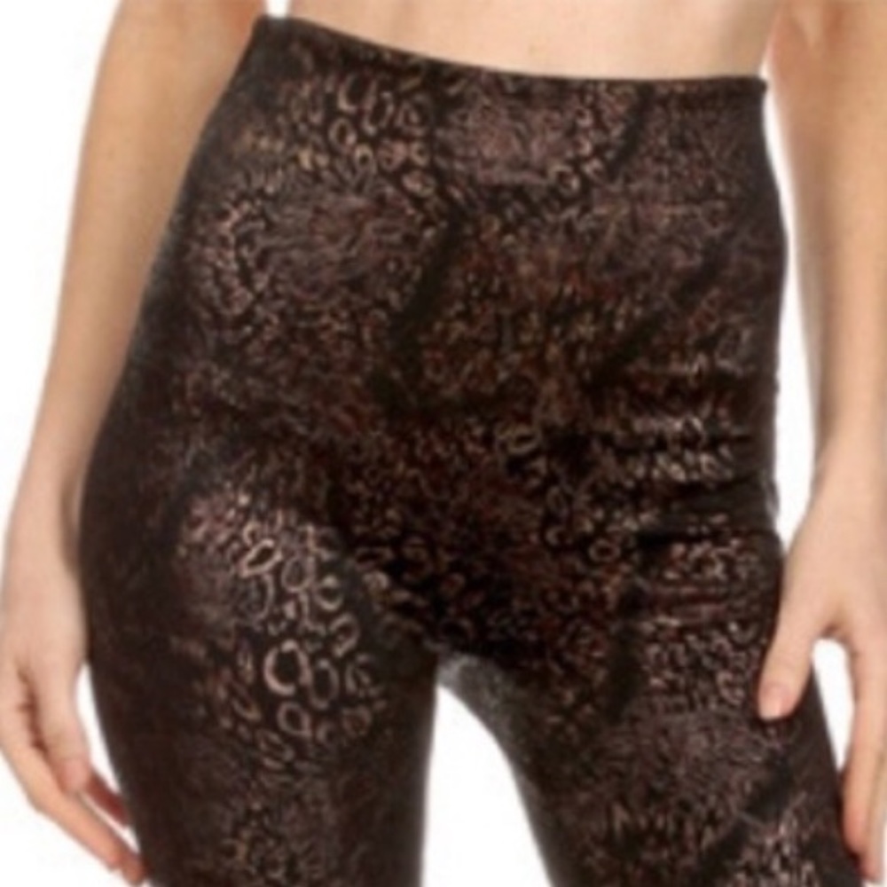 🎉HP🎉BLACK/GOLD METALLIC CHEETAH PRINT LEGGINGS - Picture 3 of 8